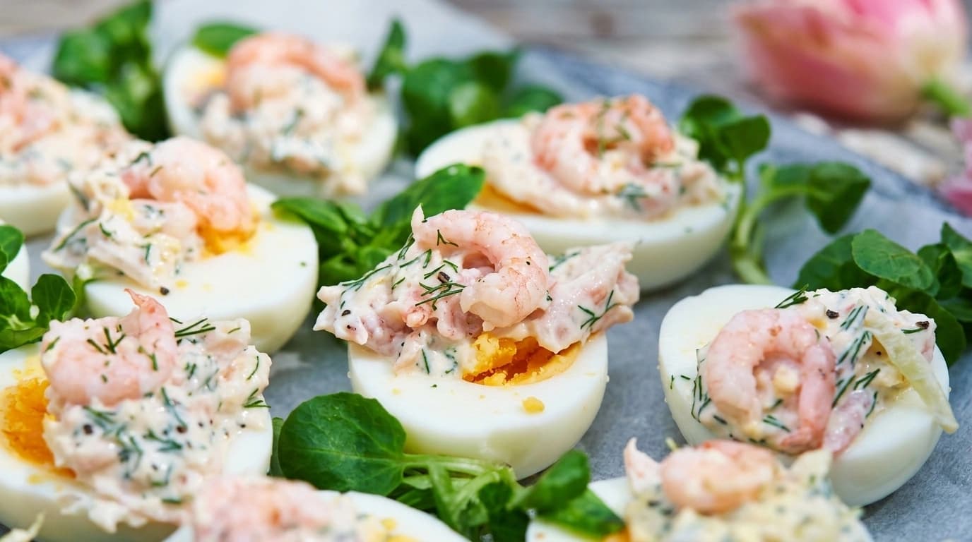 Äggröra med räkor och majonnäs – Snabb kvällsmat på 10 minuter - traditionellt Sverige Middag recept, perfekt till vardagsmiddag