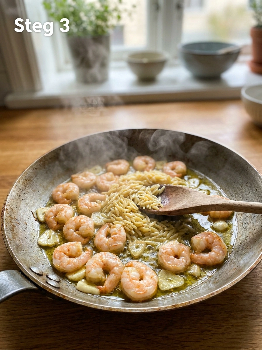 Tillsätt buljong och koka orzo som risotto