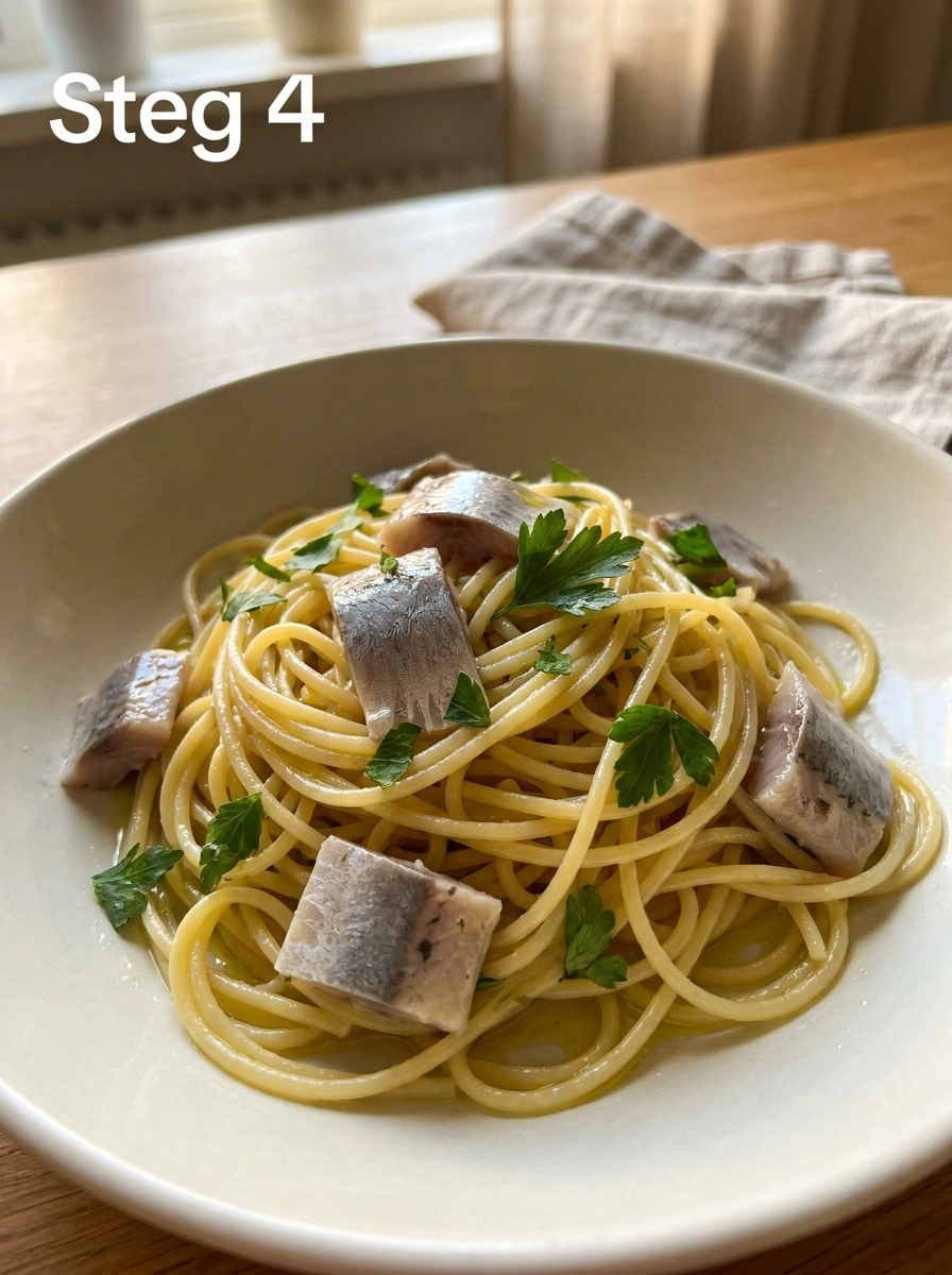 Blanda pastan och garnera med örter