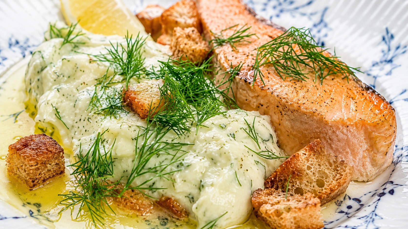 Smörstekt laxfilé med tryffelsmör och krämig potatisgratäng - traditionellt Svensk Fisk & Skaldjur recept, perfekt till vardagsmiddag