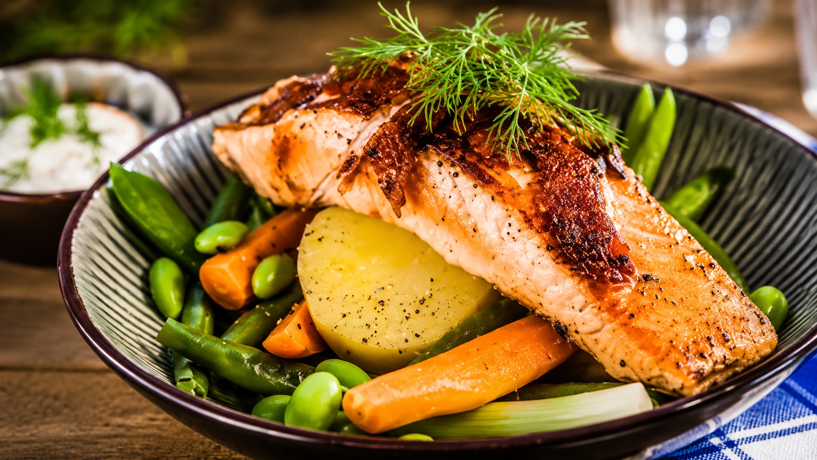 Stekt Lax med Bacon och Gräddfil – Rustik och Mättande - traditionellt Sverige Middag recept, perfekt till vardagsmiddag